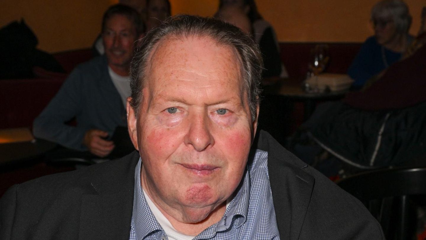 Ottfried Fischer sitzt bei der Verleihung des Bayerischen Kabarettpreises in München im Rollstuhl