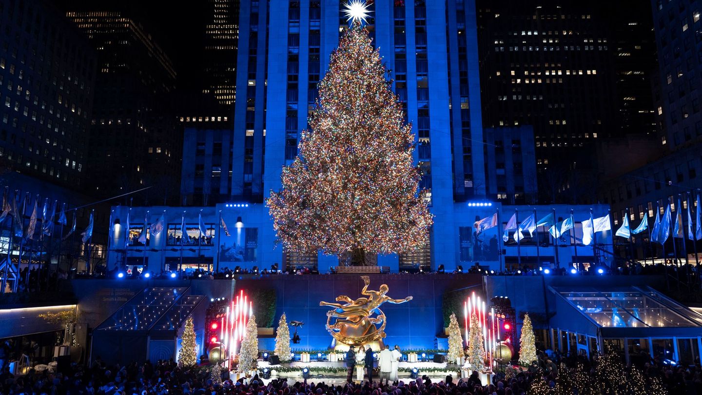 Der hell erleuchtete Weihnachtsbaum am Rockefeller Center gehört fest zum traditionellen Weihnachtsprogramm der Millionenmetropo