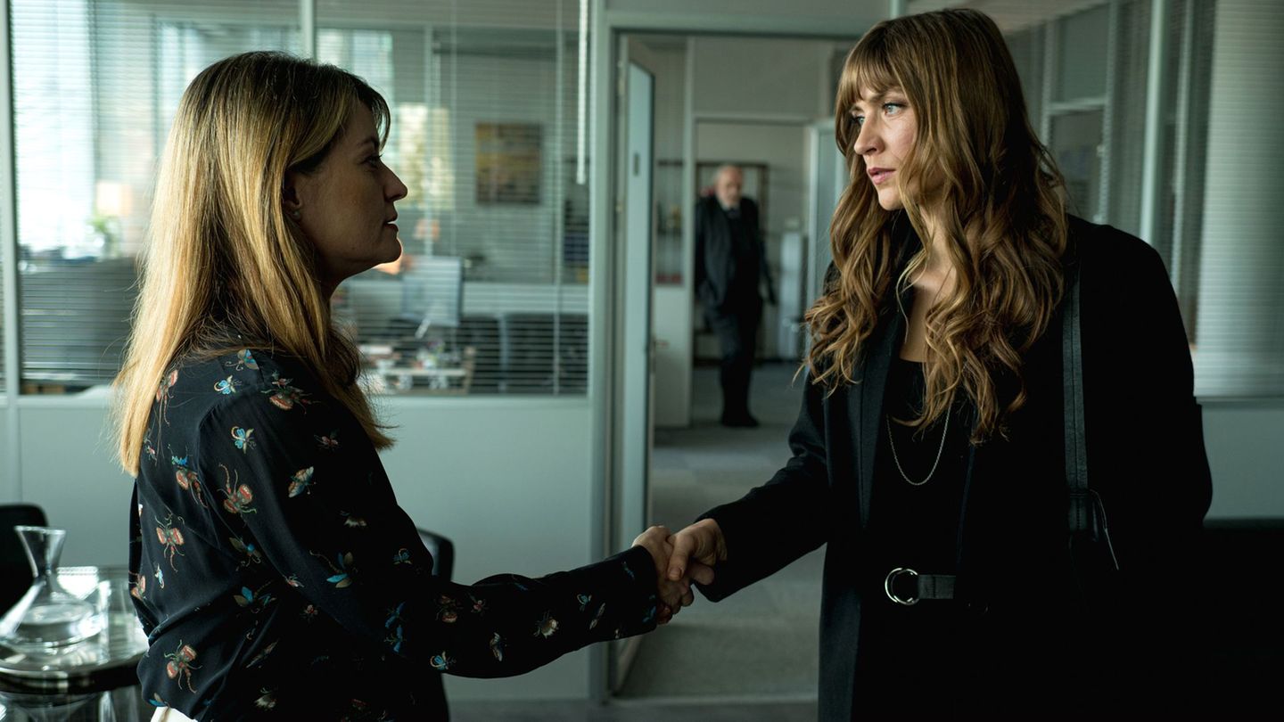 "Der Zürich-Krimi: Borchert und der Schlüssel zum Mord": Hannah (Sophie Pfennigstorf, re.) und Dominique (Ina Paule Klink, li.)