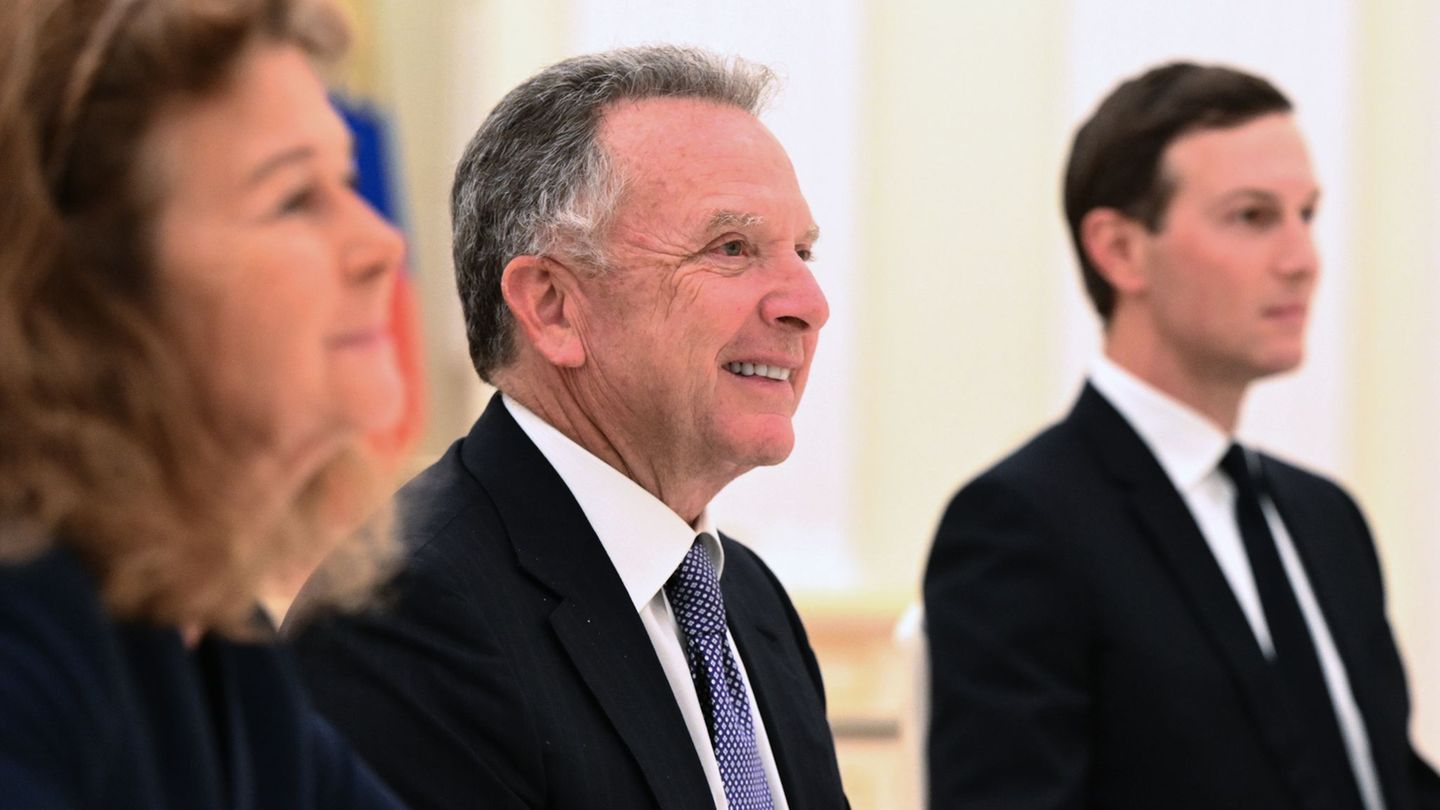 Witkoff (M) und Kushner (r) waren am Dienstag für Ukraine-Verhandlungen zu Gast im Kreml. Foto: Kristina Kormilitsyna/Sputnik, K