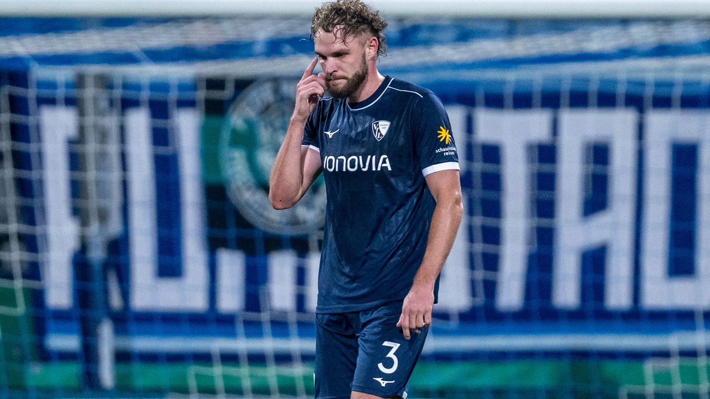 Philipp Strompf traf ins eigene Tor und sah die Rote Karte. Foto: David Inderlied/dpa