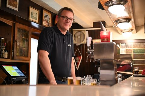 Der Leverkusener Gastwirt Hagen Norhausen ärgert sich über Reservierungen, die ins Leere laufen - Reservierungsgebühren oder Vor