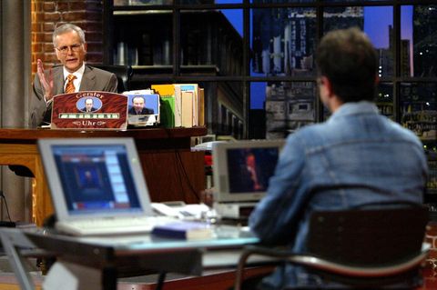 Mit Schreibtisch, Stand-up und spitzem Witz: Schmidt gilt bis heute als wichtigste Figur der deutschen Late-Night-Geschichte. (A