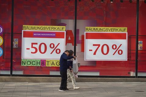 Insolvenz: Menschen vor leeren Schaufenstern