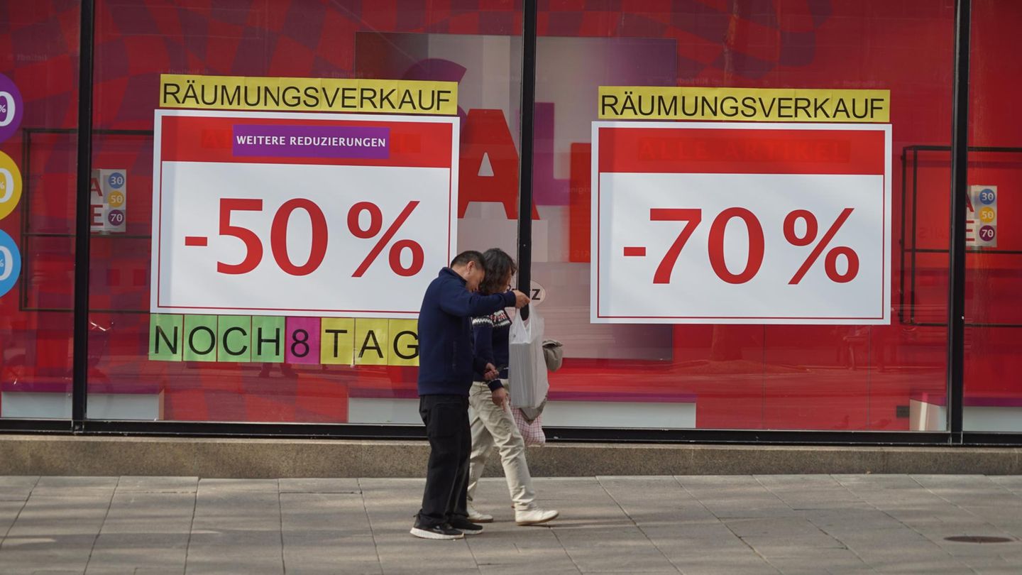 Insolvenz: Menschen vor leeren Schaufenstern