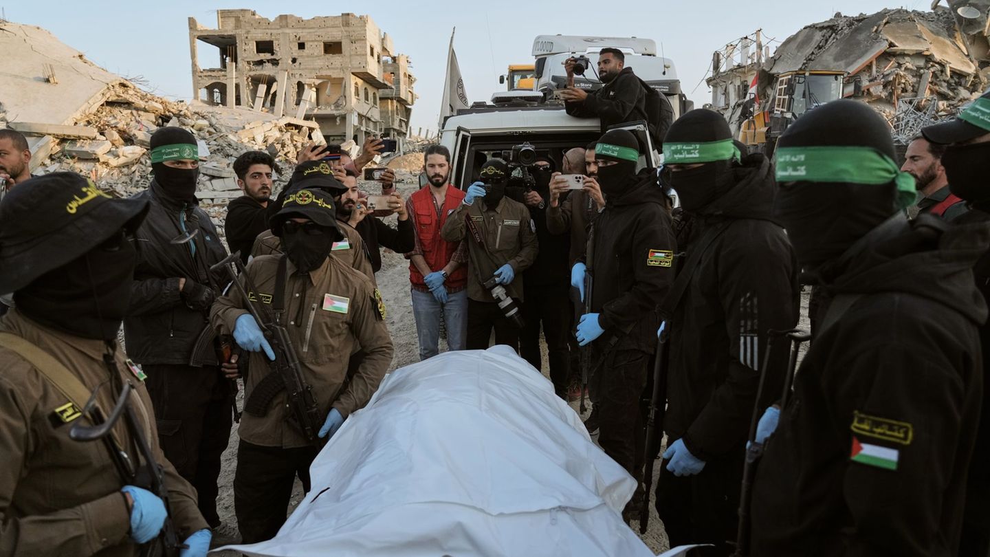 Die übergebene Leiche ist als die eines vermissten Thailänders identifiziert worden. (Archivbild) Foto: Jehad Alshrafi/AP/dpa
