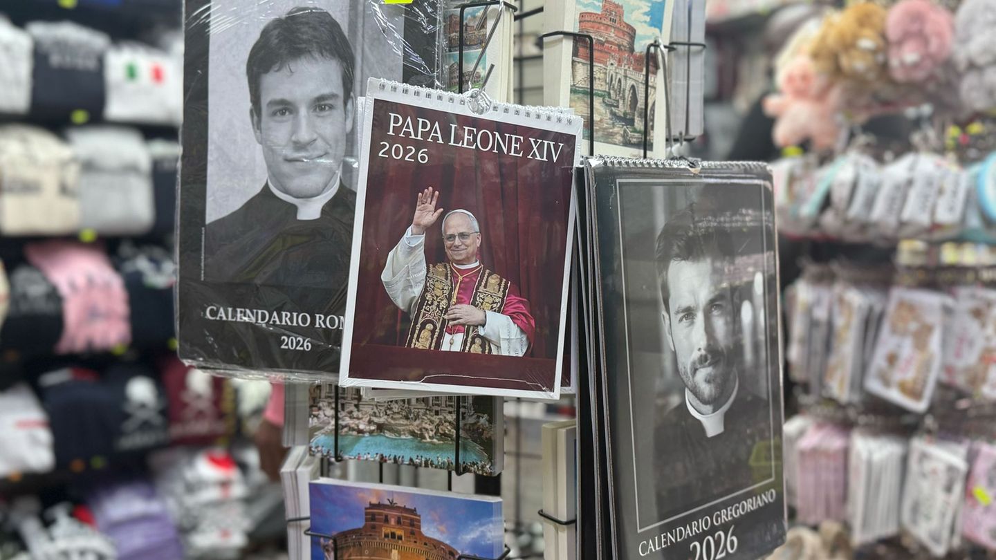 Rund um den Petersdom werden Kalender von Papst Leo XIV. sowie echten und falschen Priestern verkauft. Foto: Christoph Sator/dpa