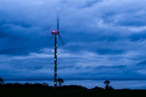 In Niedersachsen sind in diesem Jahr bislang 170 neue Windräder errichtet worden. (Archivbild) Foto: Julian Stratenschulte/dpa