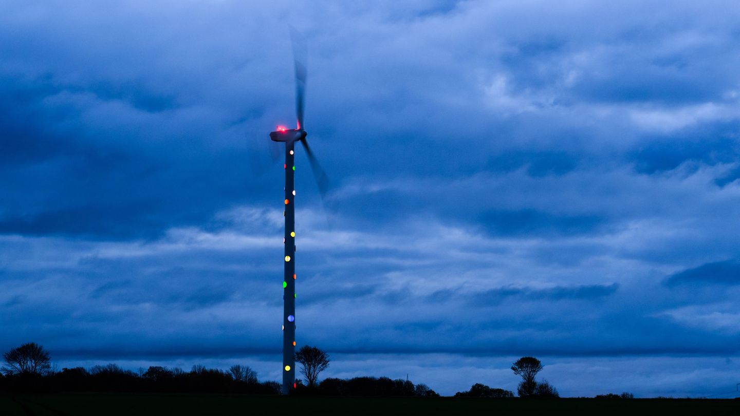 In Niedersachsen sind in diesem Jahr bislang 170 neue Windräder errichtet worden. (Archivbild) Foto: Julian Stratenschulte/dpa
