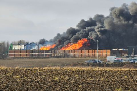 Rund 300 Kräfte von Polizei, Feuerwehr und Rettungsorganisationen waren wegen des Feuers im Einsatz. Foto: Mike Müller/dpa