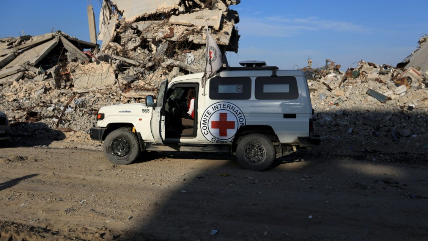 Fahrzeug des Roten Kreizes im Gazastreifen