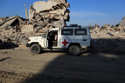 Fahrzeug des Roten Kreizes im Gazastreifen