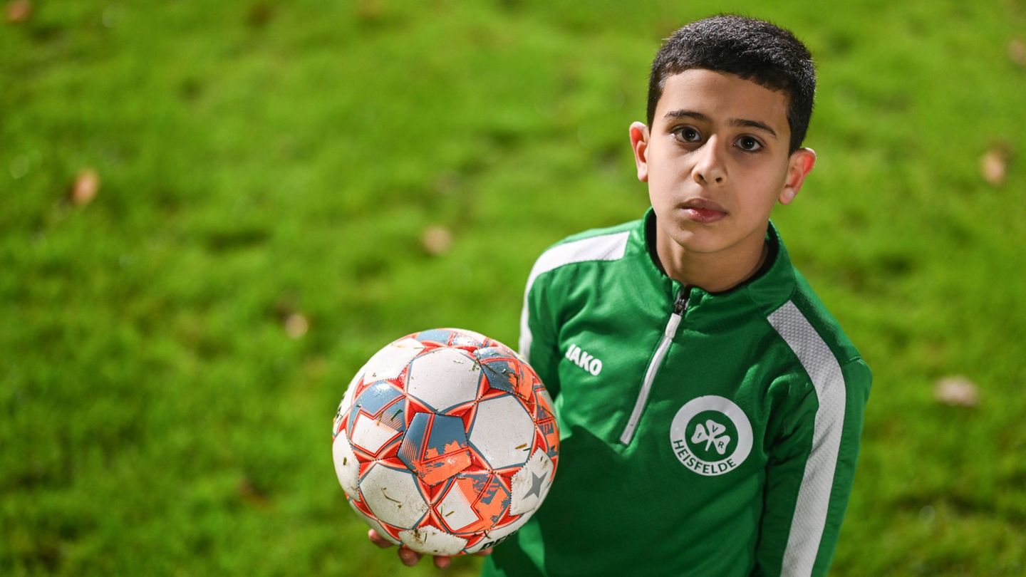 Der neunjährige Fußballer Wasen Al-Ali auf dem Sportplatz in Heisfelde. Foto: Lars Penning/dpa