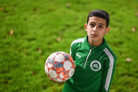 Der neunjährige Fußballer Wasen Al-Ali auf dem Sportplatz in Heisfelde. Foto: Lars Penning/dpa