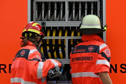 Rettungskräfte bei einem Einsatz