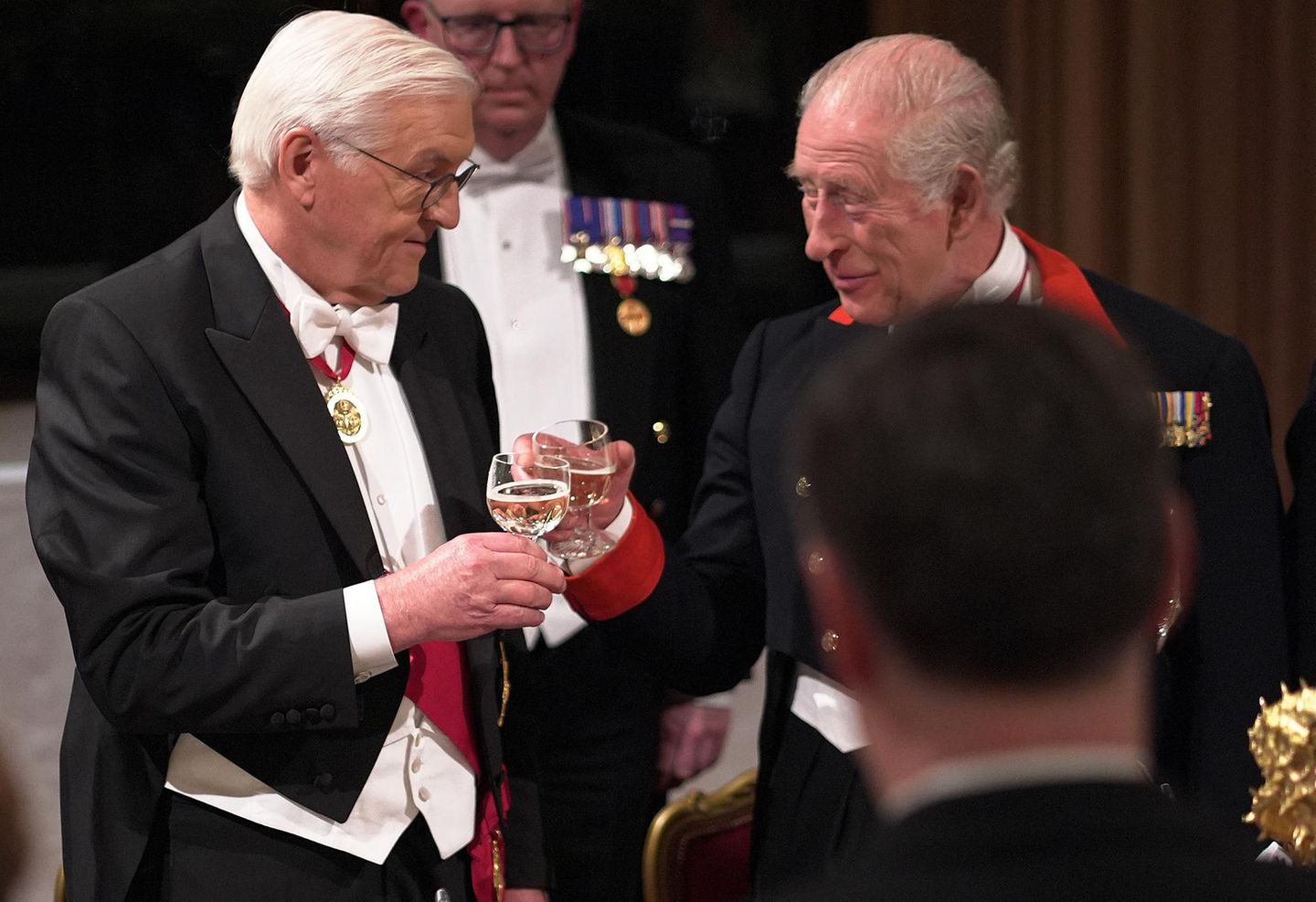 Prost und Cheers: König Charles III. stößt mit seinem Gast, Bundespräsident Frank-Walter Steinmeier, an
