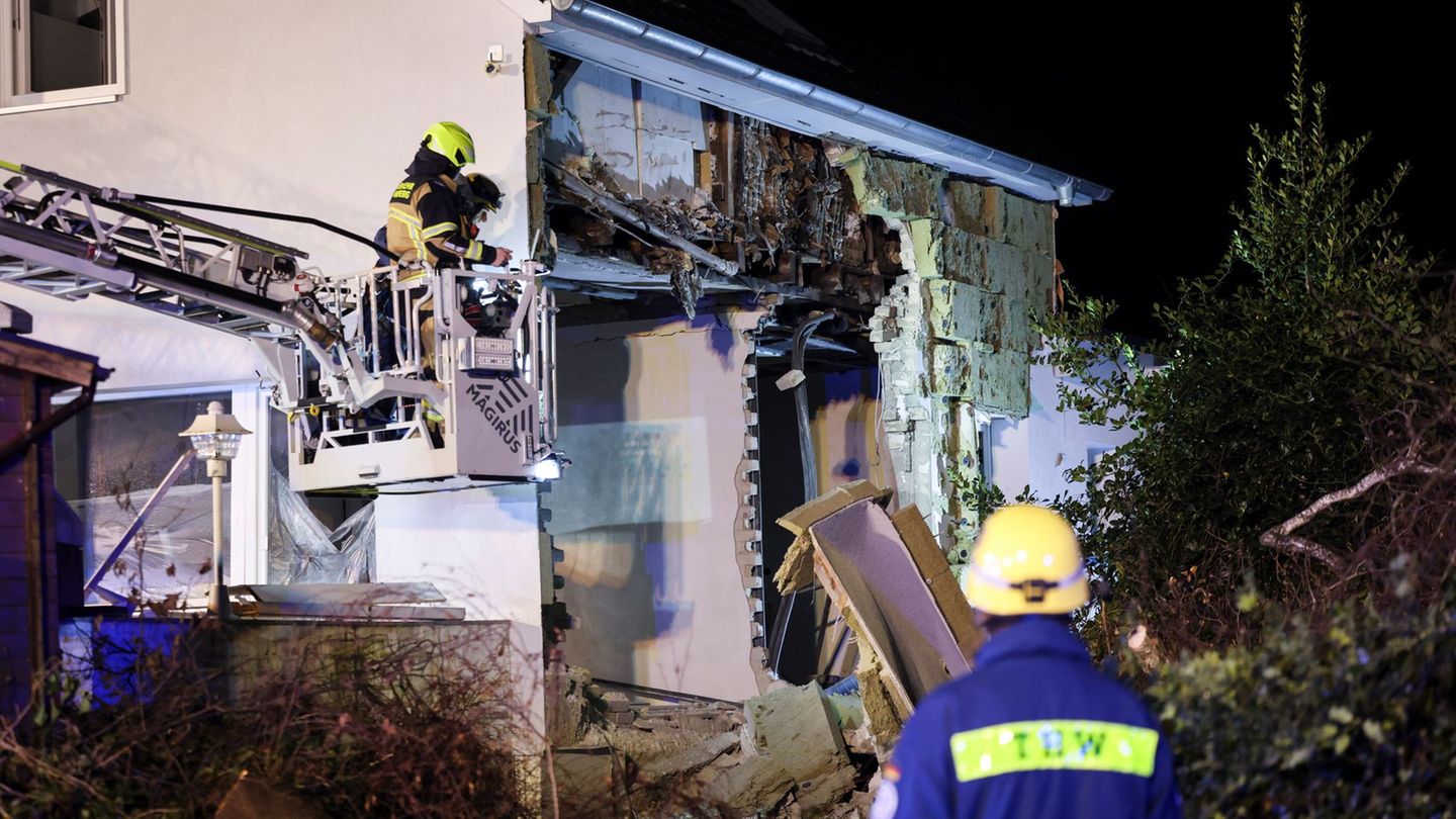 Das Haus in Pinneberg, in dem es am Mittwochnachmittag zu einer Explosion kam, ist weiterhin unbewohnbar. Foto: Christian Charis