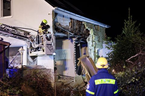 Das Haus in Pinneberg, in dem es am Mittwochnachmittag zu einer Explosion kam, ist weiterhin unbewohnbar. Foto: Christian Charis