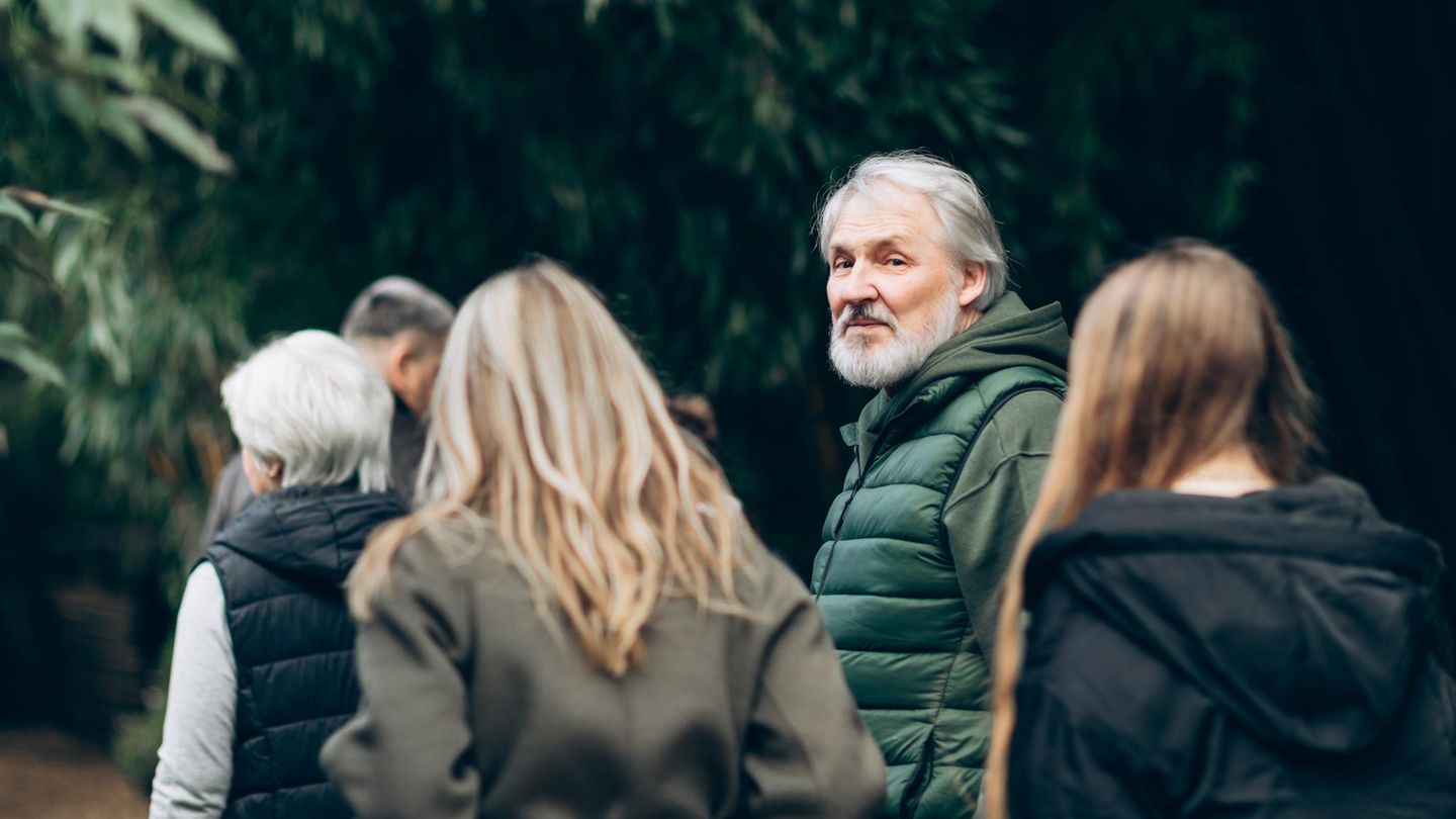 Silent Walk: Eine Gruppe spaziert ohne etwas zu sagen