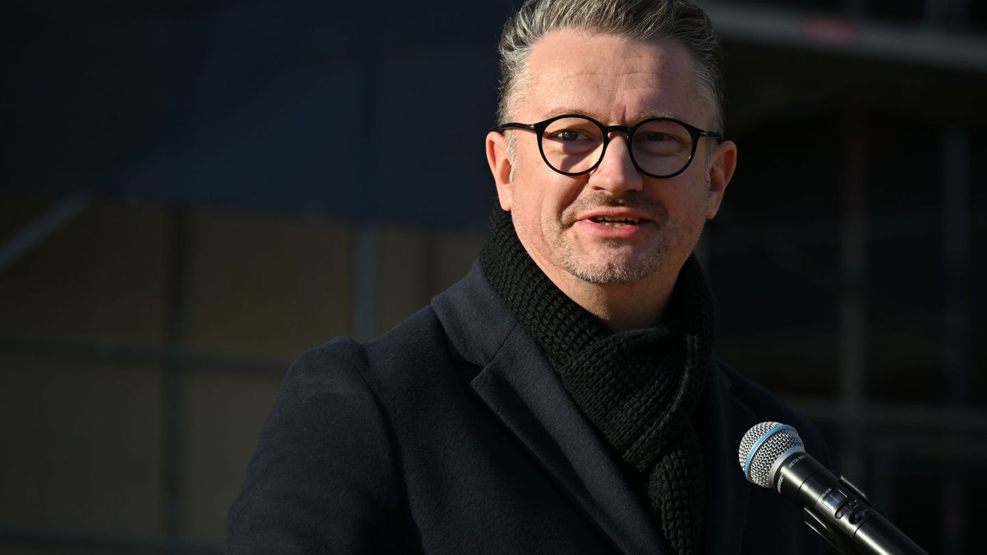 Im Thüringer Landtag wurde ein Gesetz zur Erwachsenenbildung angepasst. Bildungsminister Christian Tischner (CDU) sieht die Erwa