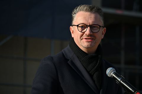 Im Thüringer Landtag wurde ein Gesetz zur Erwachsenenbildung angepasst. Bildungsminister Christian Tischner (CDU) sieht die Erwa