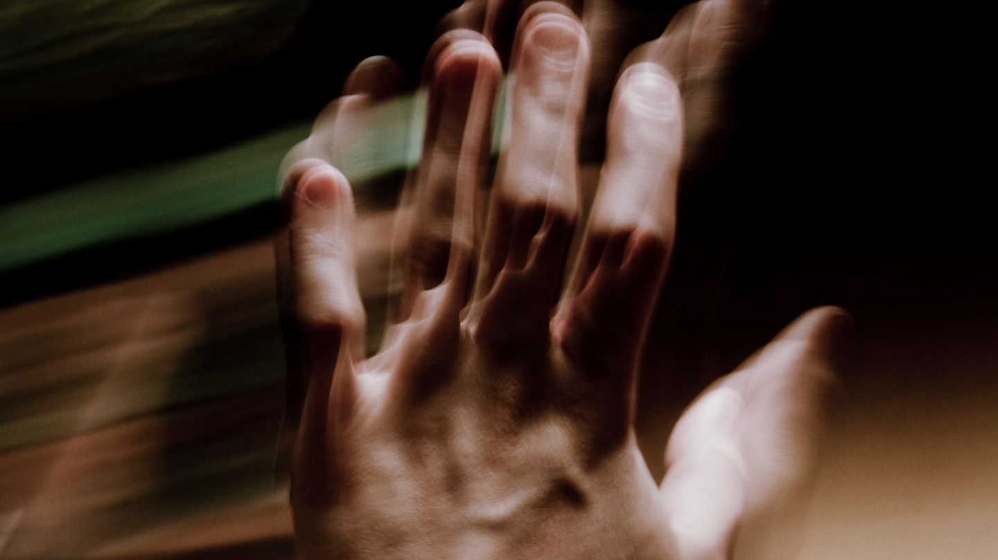 Gesundheit-F-nf-Mythen-ber-zitternde-H-nde-und-was-wirklich-dahintersteckt