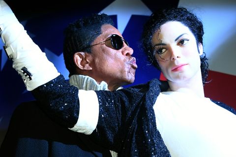 Jermaine Jackson mit der Wachsfigur seines Bruders Michael