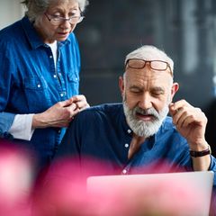 Mehr Geld in der Rente, Symbolbild: Älteres Paar blickt staunend auf Laptop