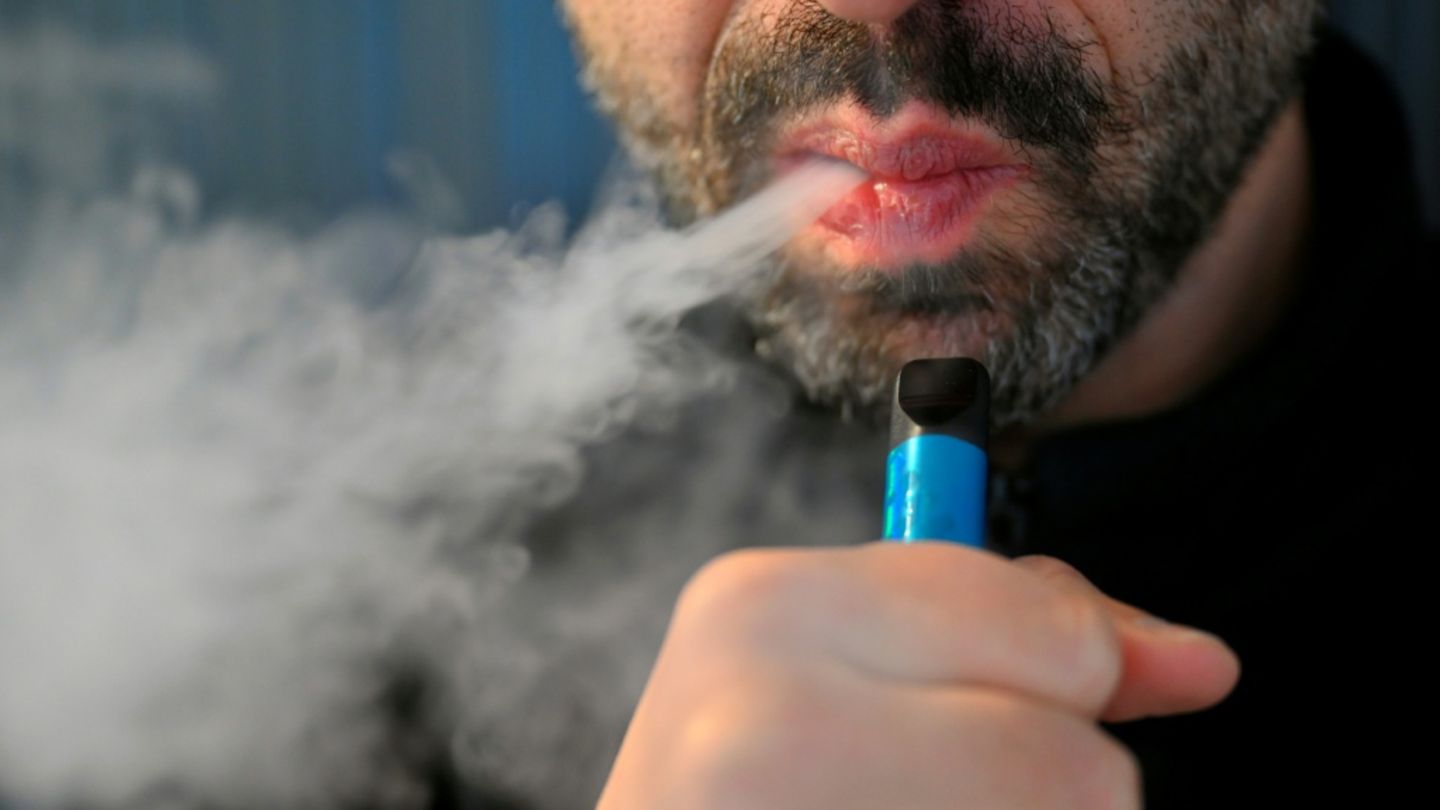 Mann mit E-Zigarette