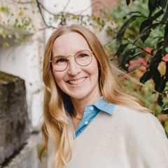 Franca Cerutti vor Blumen im Garten