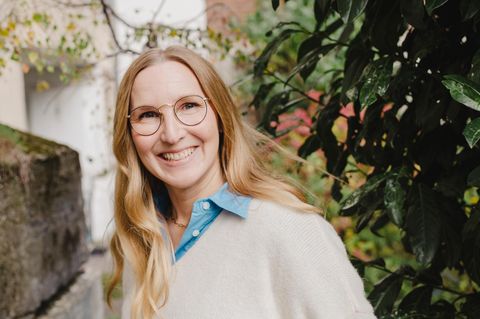 Franca Cerutti vor Blumen im Garten