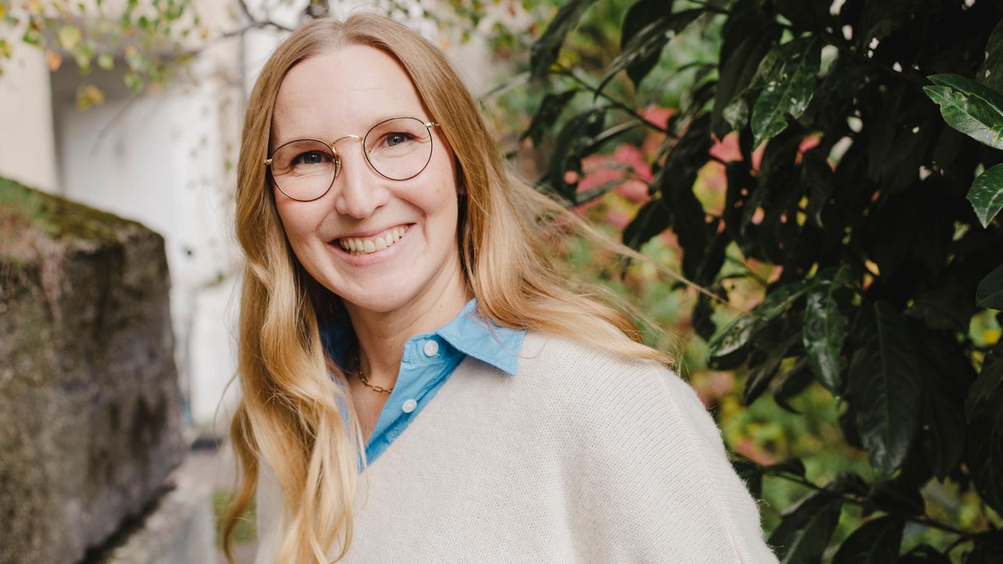 Franca Cerutti vor Blumen im Garten