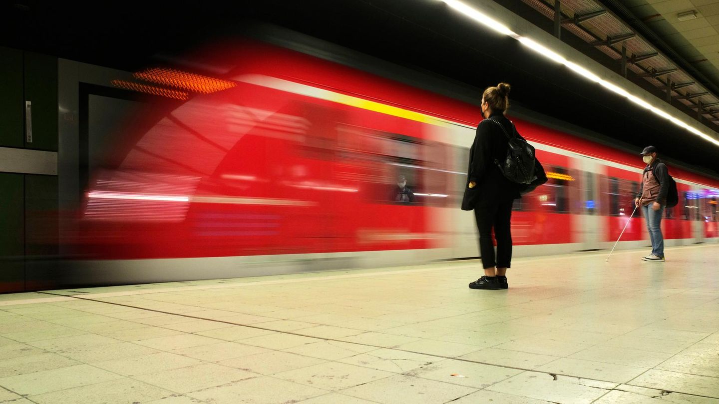 Pendlerpauschale Symbolbild: Frau steht am Bahnhof und eine S-Bahn fährt ein