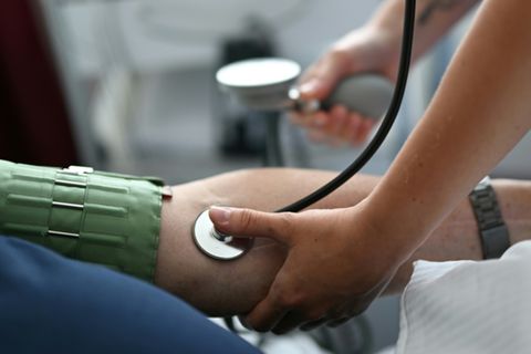 Pflegehelferin bei der Arbeit