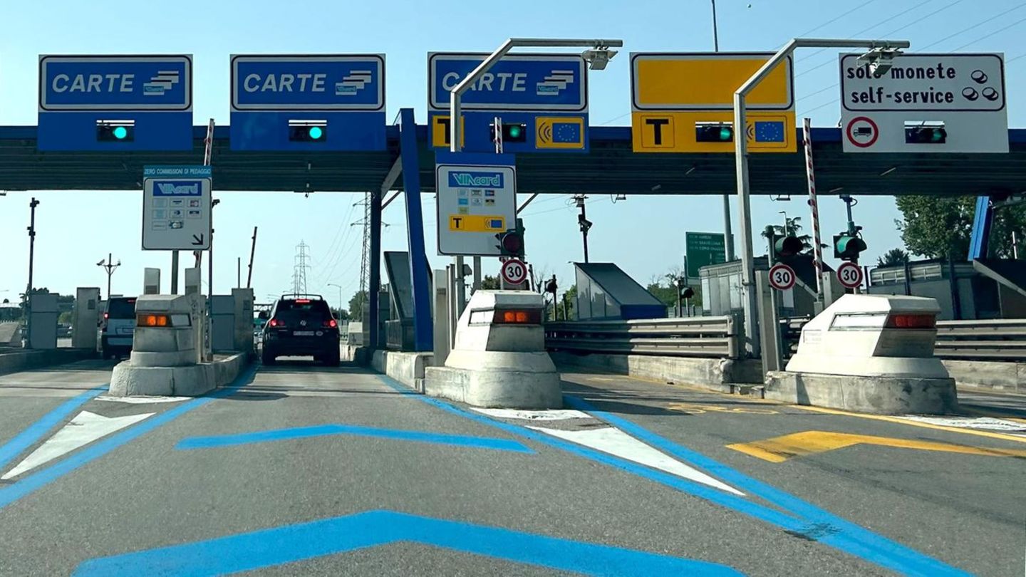 Eine Mautstelle auf der italienischen Autostrada zwischen Mailand und Varese, der ersten modernen Autobahn der Welt