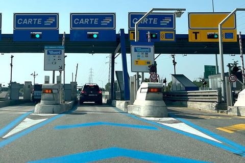 Eine Mautstelle auf der italienischen Autostrada zwischen Mailand und Varese, der ersten modernen Autobahn der Welt