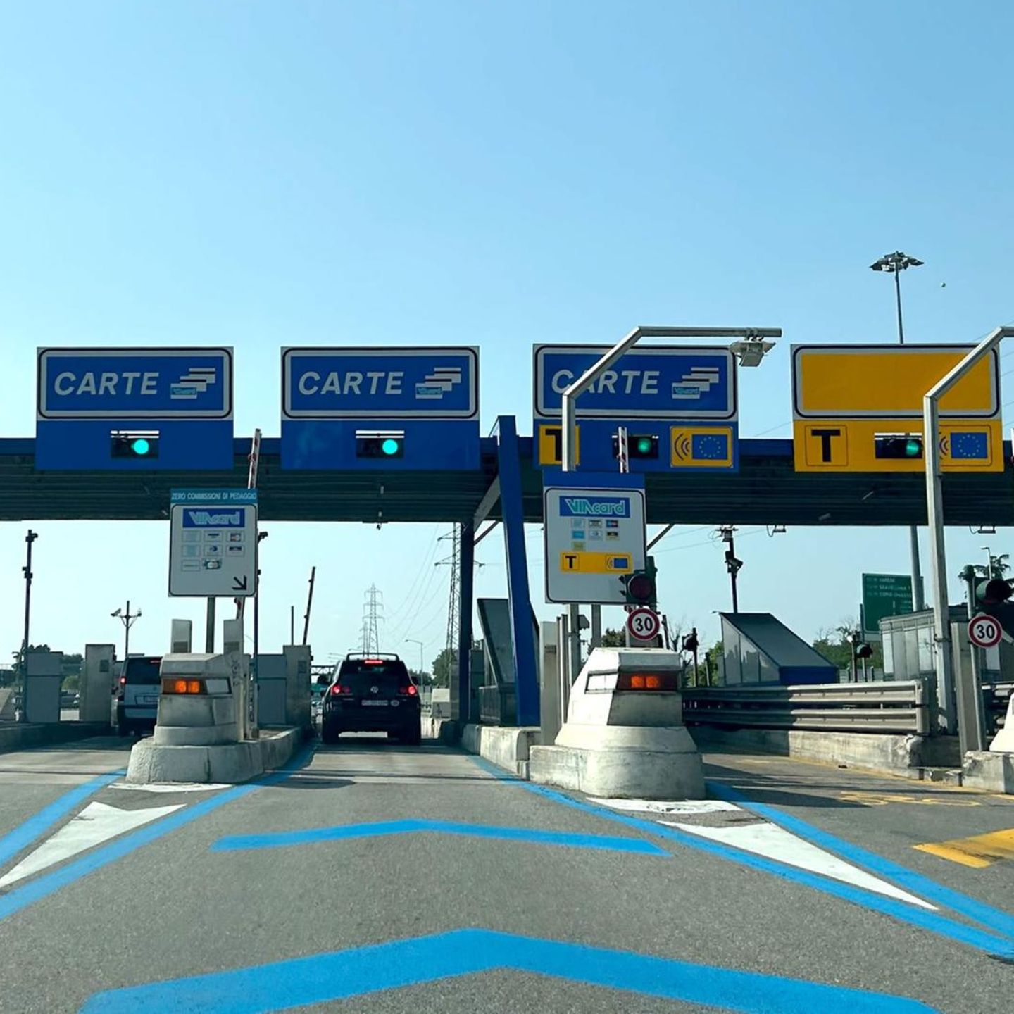 Eine Mautstelle auf der italienischen Autostrada zwischen Mailand und Varese, der ersten modernen Autobahn der Welt