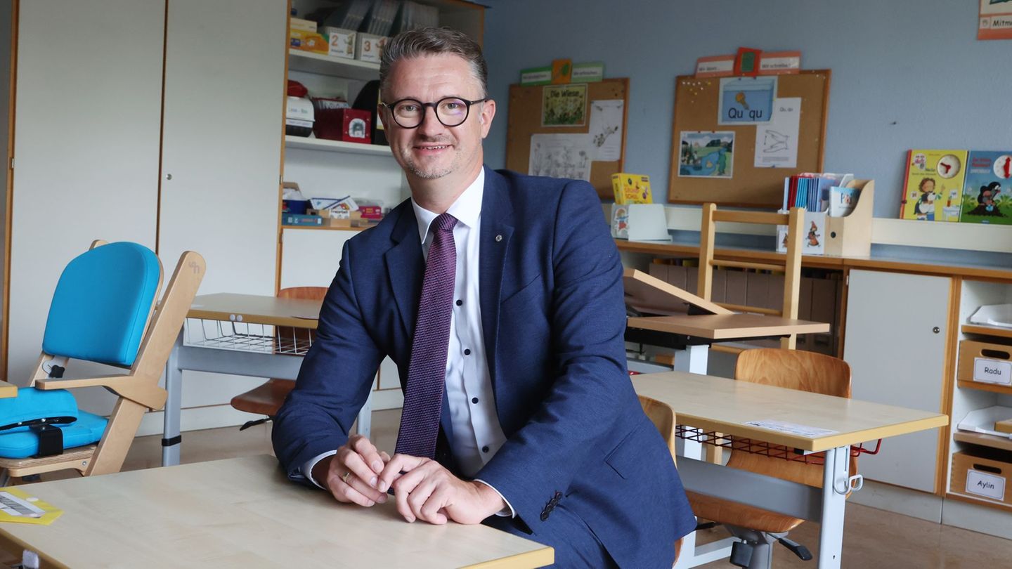 Die Freien Schulen in Thüringen bekommen mehr Geld - zur Freude von Bildungsminister Christian Tischner (CDU). (Archivbild) Foto