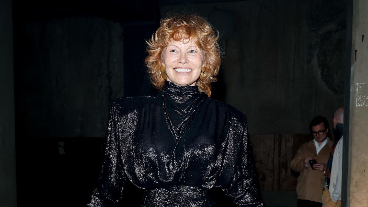 Pamela Anderson in einem schwarzen Glitzerkleid