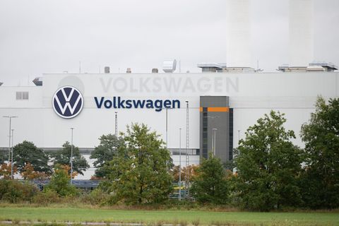 Ministerpräsident Kretschmer ist zuversichtlich für die Zukunft von VW in Sachsen. (Archivbild) Foto: Sebastian Kahnert/dpa