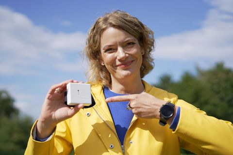 Die Wissenschaftsjournalistin Lena Ganschow untersucht mit Hilfe einer neuartigen Sensorbox, welchen Einfluss das Wetter auf ihre Gesundheit hat.
