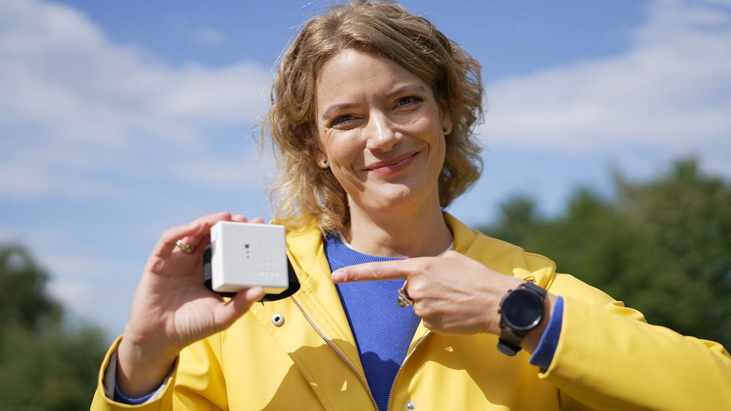Die Wissenschaftsjournalistin Lena Ganschow untersucht mit Hilfe einer neuartigen Sensorbox, welchen Einfluss das Wetter auf ihre Gesundheit hat.