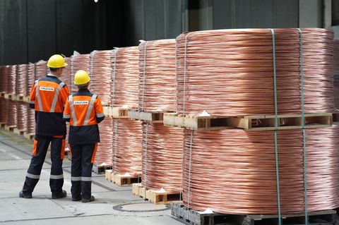 Aufgewickelte Kupferdrähte, sogenannte Coils, liegen im Hamburger Aurubis-Werk. (Archivbild) Foto: Marcus Brandt/dpa
