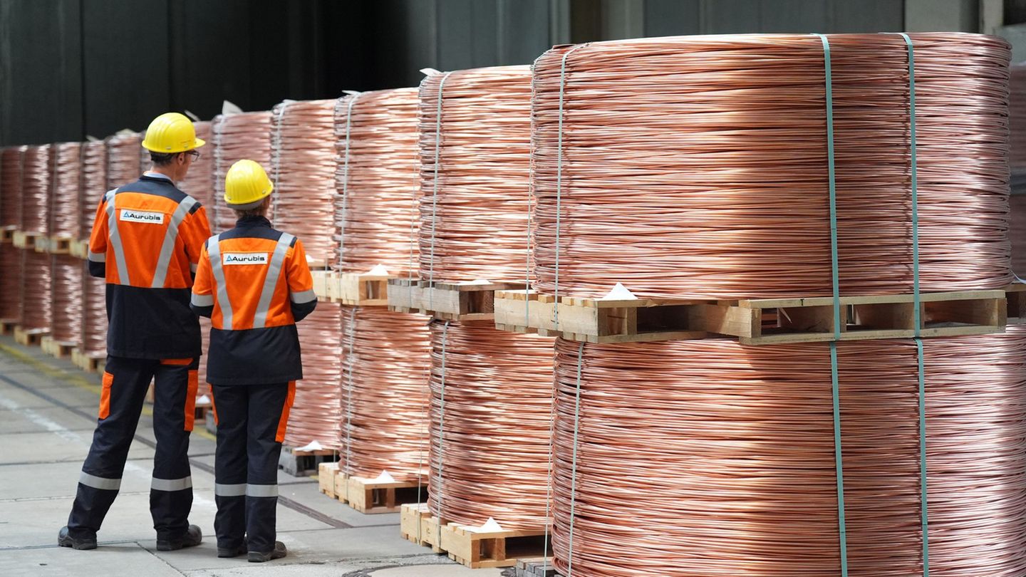 Aufgewickelte Kupferdrähte, sogenannte Coils, liegen im Hamburger Aurubis-Werk. (Archivbild) Foto: Marcus Brandt/dpa