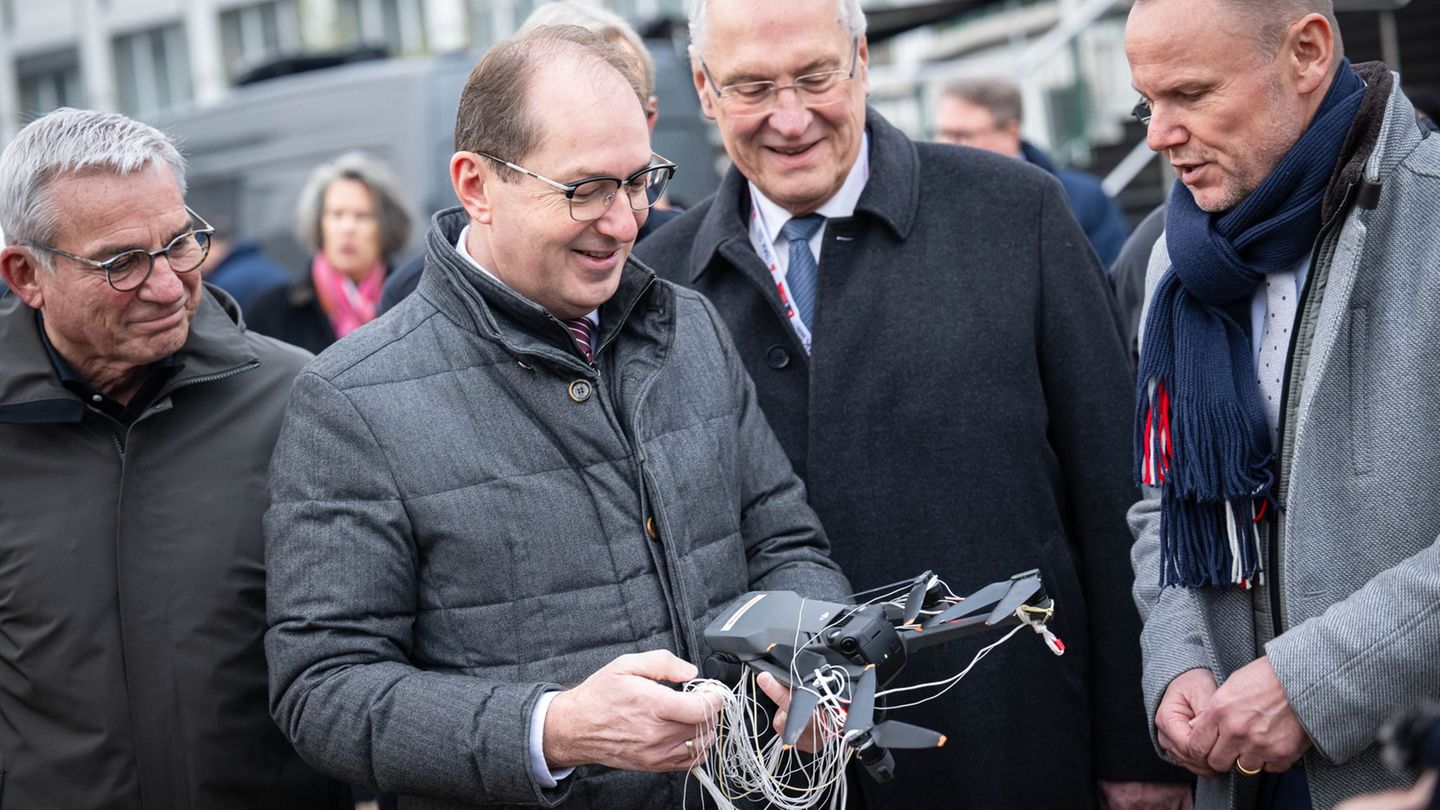 Bevor die Gespräche beginnen, zeigt die neue Drohnenabwehr-Einheit der Bundespolizeidirektion 11, was sie kann. Foto: Sina Schul