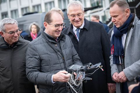 Bevor die Gespräche beginnen, zeigt die neue Drohnenabwehr-Einheit der Bundespolizeidirektion 11, was sie kann. Foto: Sina Schul