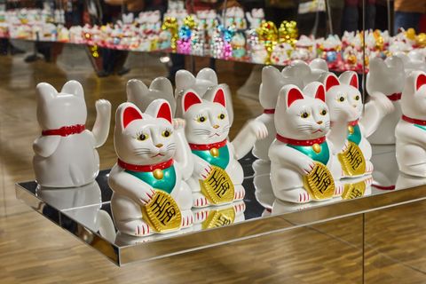 Auch zahlreiche Maneki-neko-Winkekatzen gibt es in der Hamburger Ausstellung zu sehen. Foto: Georg Wendt/dpa