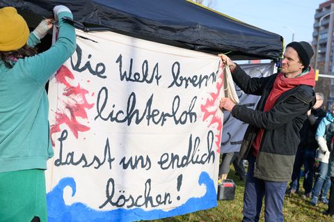 Vor dem Amtsgericht in Cottbus protestierten rund 20 Aktivisten. Foto: Patrick Pleul/dpa