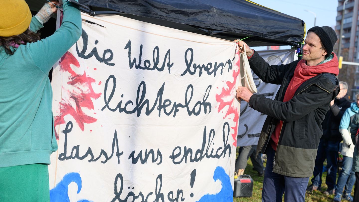 Vor dem Amtsgericht in Cottbus protestierten rund 20 Aktivisten. Foto: Patrick Pleul/dpa