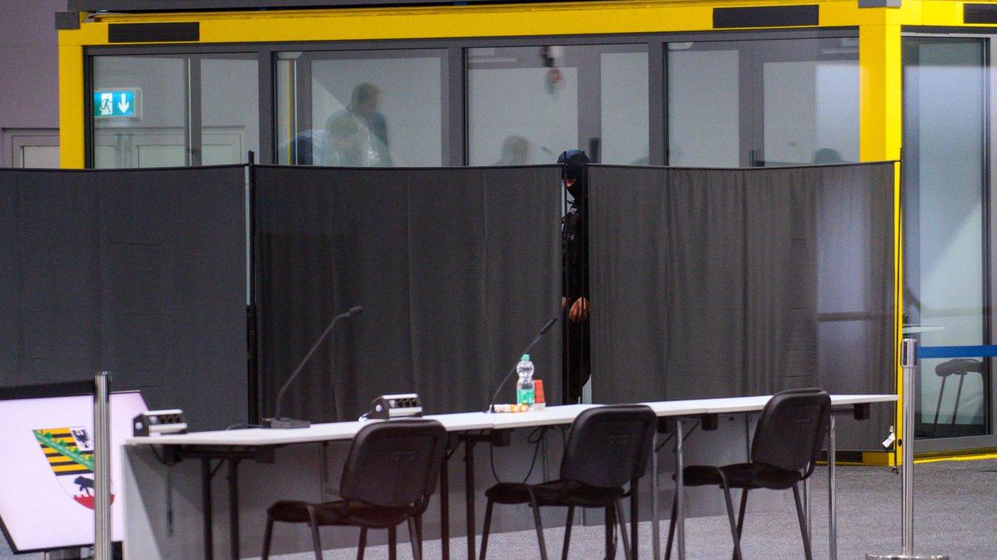Kurzzeitig war ein Sichtschutz vor dem Angeklagten aufgebaut. Foto: Klaus-Dietmar Gabbert/dpa